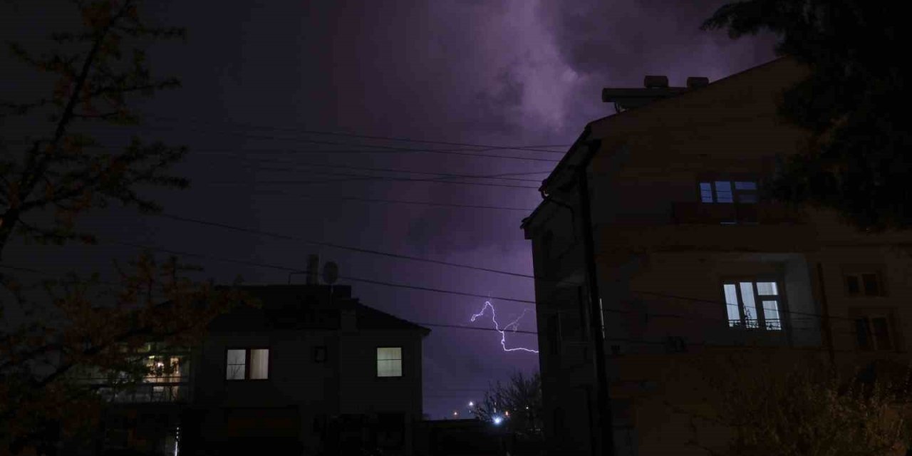 Karaman’da Şimşekler Geceyi Aydınlattı