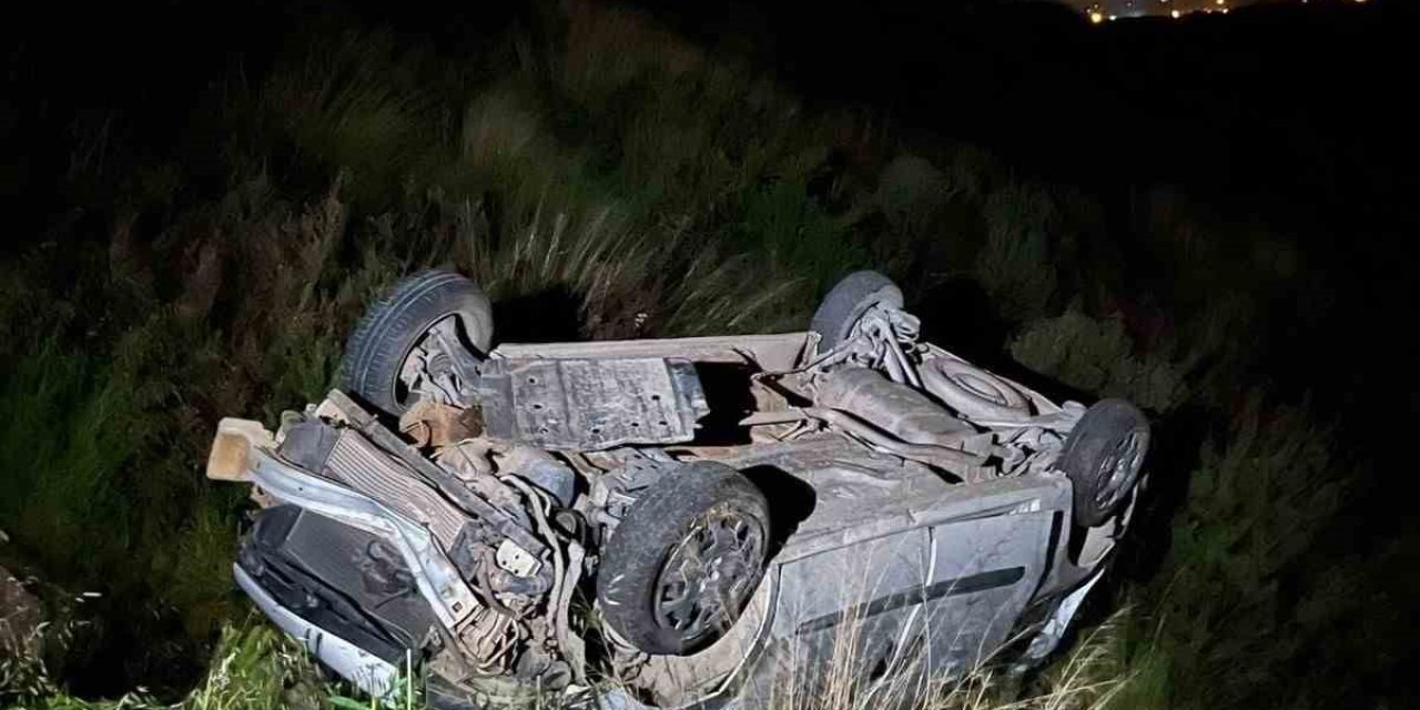 Hafif Ticari Araç, Antik Kent Girişinde Şarampole Yuvarlandı: 2 Yaralı