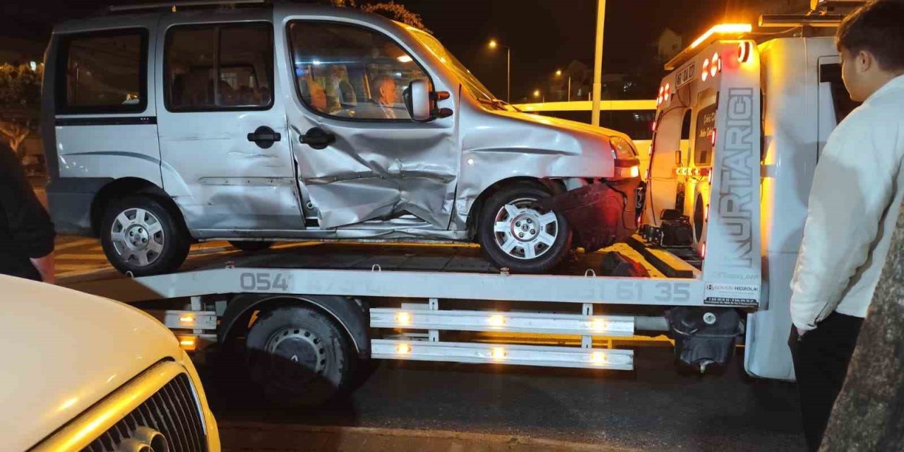 Ters Yönden Gelen Aracın Neden Olduğu Zincirleme Kaza Kamerada