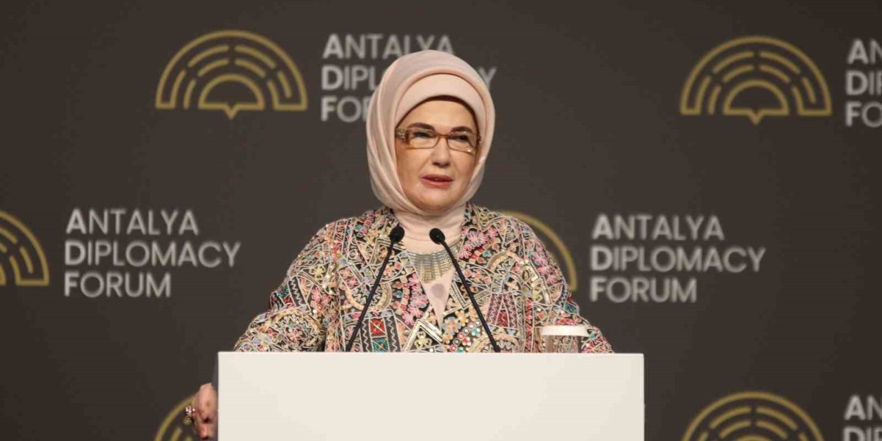 Emine Erdoğan: "çocuklarımız İçin Şiddeti Özendiren Ve Sıradanlaştıran Ne Varsa, Hangi Mecrada Ve Ne Kılıkta Olursa Olsun Kararlılıkla Mücadele Etmek Zorundayız"