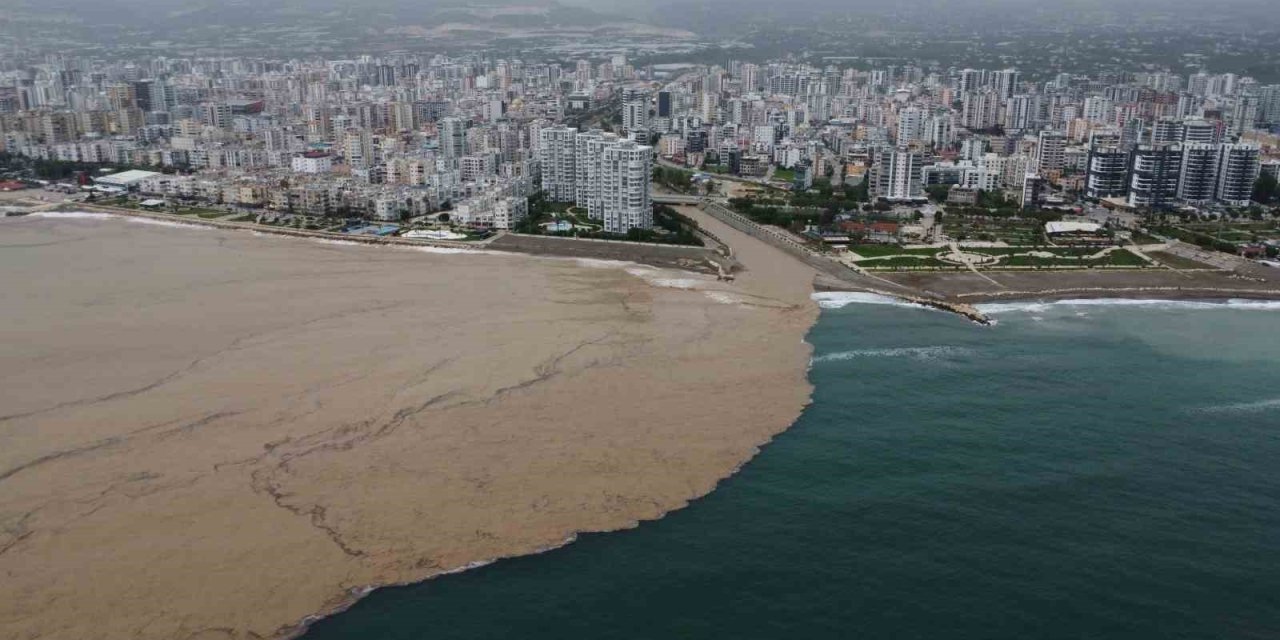 Yaylalardaki Sel Dereleri Coşturdu, Akdeniz’i Kahverengiye Bürüdü
