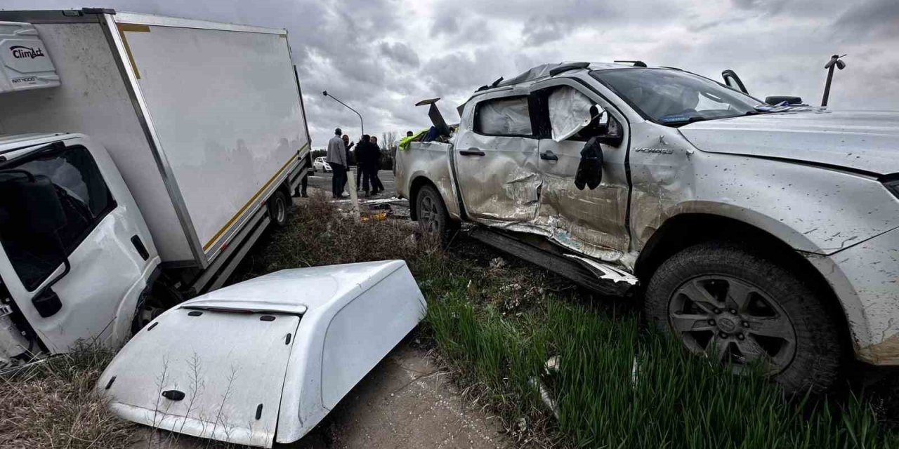 Kulu’da Kamyonet İle Pikap Çarpıştı: 2 Yaralı