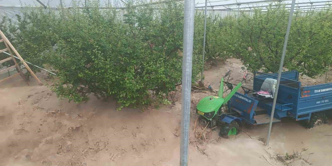 Mersin’de Sağanak Sele Yol Açtı: Yol Çöktü, Seralar Zarar Gördü
