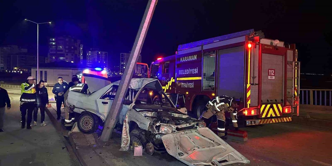Otomobil Aydınlatma Direğine Çarptı: 1’i Ağır, 2 Yaralı