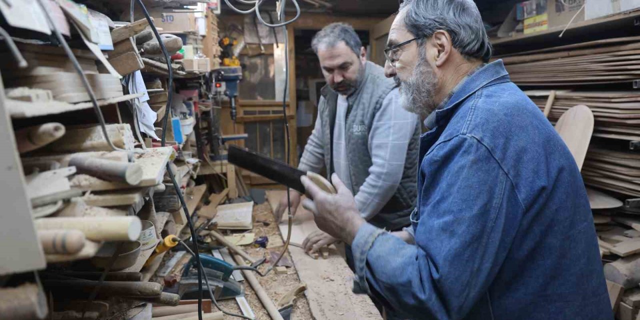 Baba Oğul Plastiğe Karşı Ahşap Ustalığını Yaşatmaya Devam Ediyor