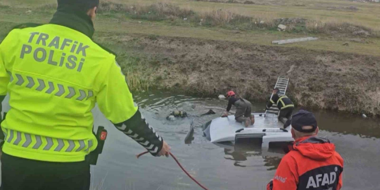 Su Dolu Kanala Gömülmüş Araç Ekipleri Alarma Geçirdi