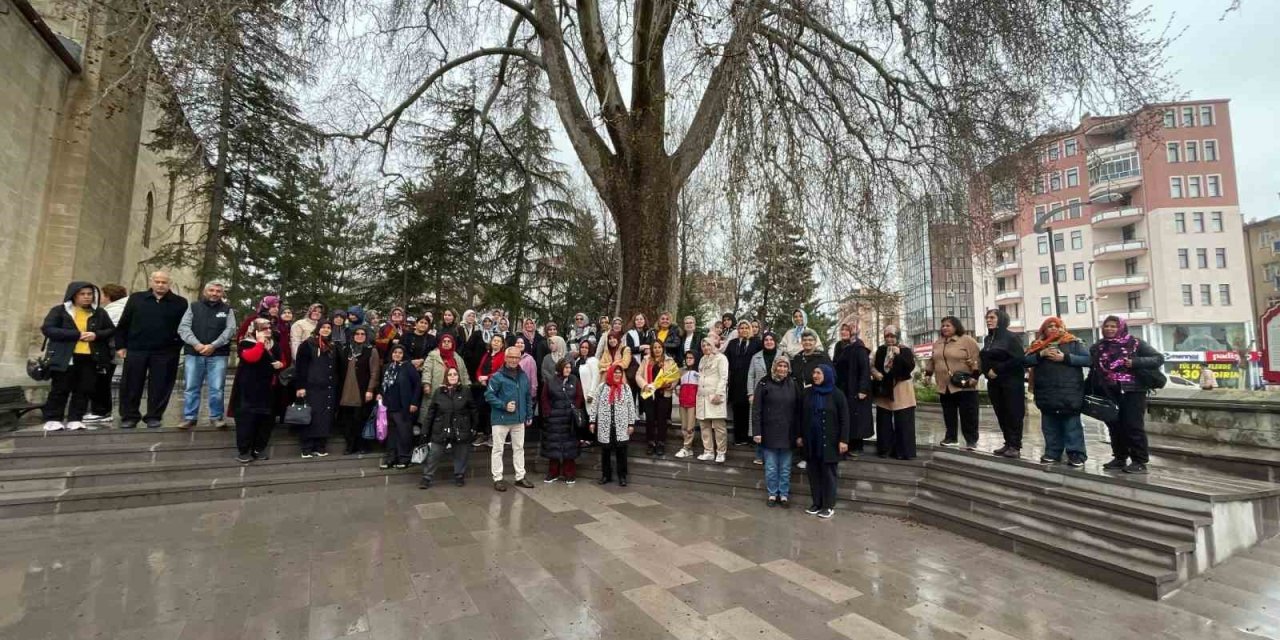 Karaman’a Gelen Turistler Şehrin Tarihi Yerlerini Gezdi