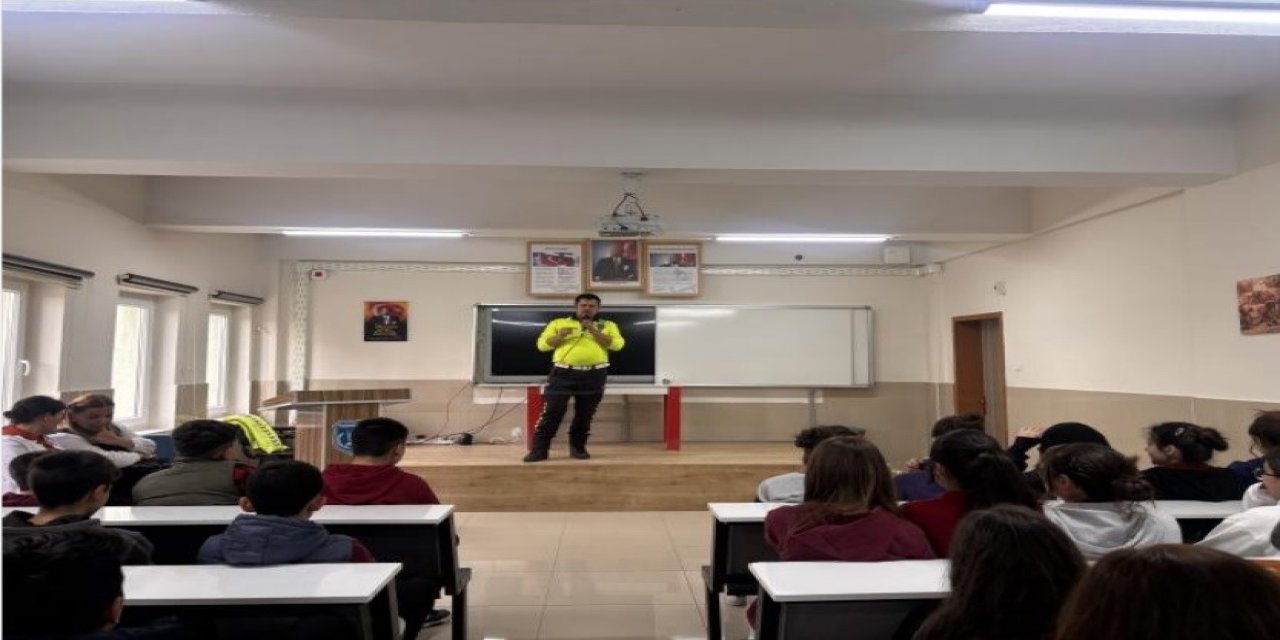 2 Bin 316 Öğrenciye Polisten Bilinçlendirme Eğitimi