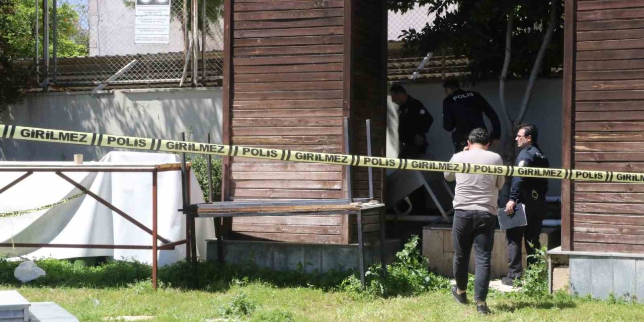 Kötü Kokudan Şüphelenerek Baktıkları Reklam Panosundan Tanınmayacak Halde Ceset Çıktı