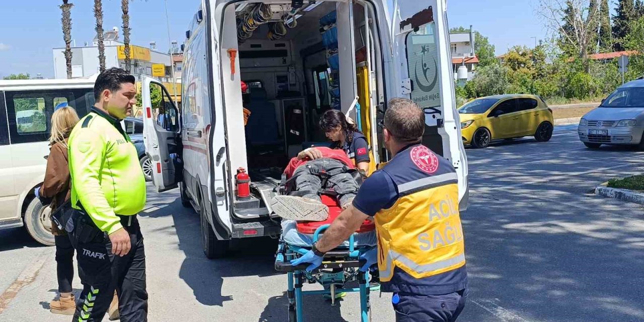 Minibüslerin Çarpıştığı Kazada Sürücüler Yaralandı