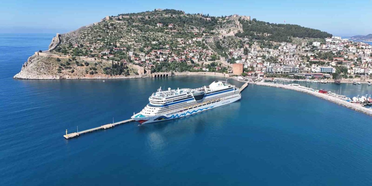 Alanya’ya Lüks Kruvaziyer İle 2 Bin Turist Geldi