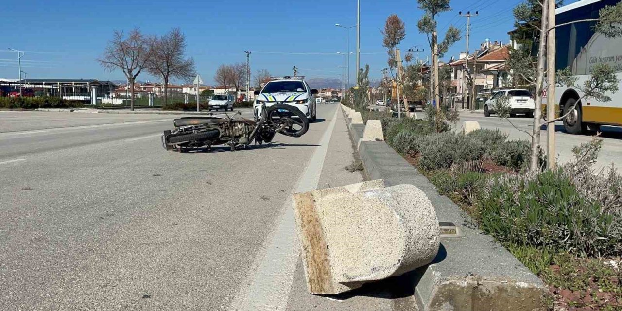 Otomobille Çarpışan Motosiklet Karşı Şeride Sürüklendi: 1 Yaralı