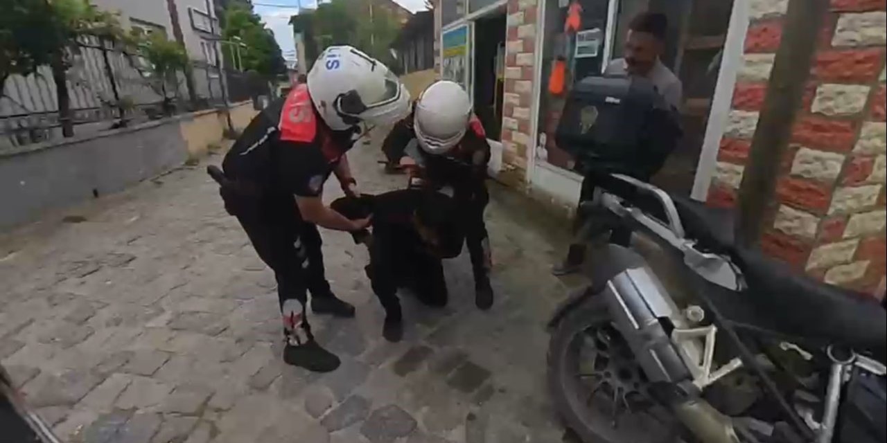 Boğazına Şeker Kaçan Motorcuyu, Polis Heimlich Manevrasıyla Kurtardı