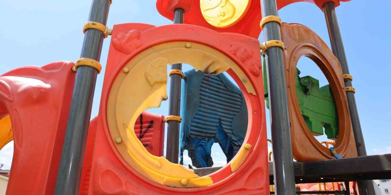 Mersin’de Çocuk Parkına Çirkin Saldırı: Oyun Grupları Ateşe Verildi