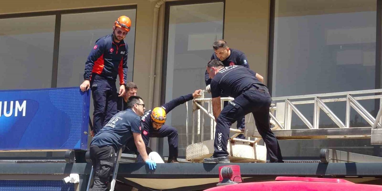 Antalya’da 4. Kattan Tente Üzerine Düşen Genç Adam İçin Seferber Oldular
