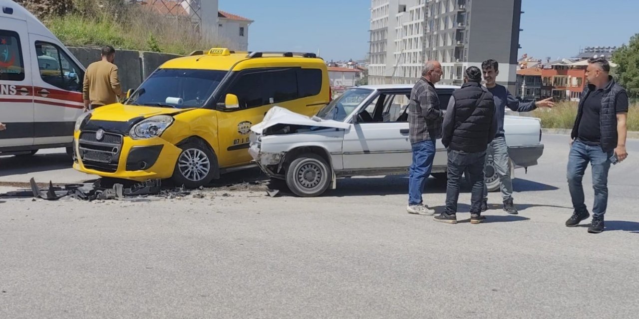 Manavgat’ta Taksi İle Otomobil Çarpıştı: 2 Yaralı