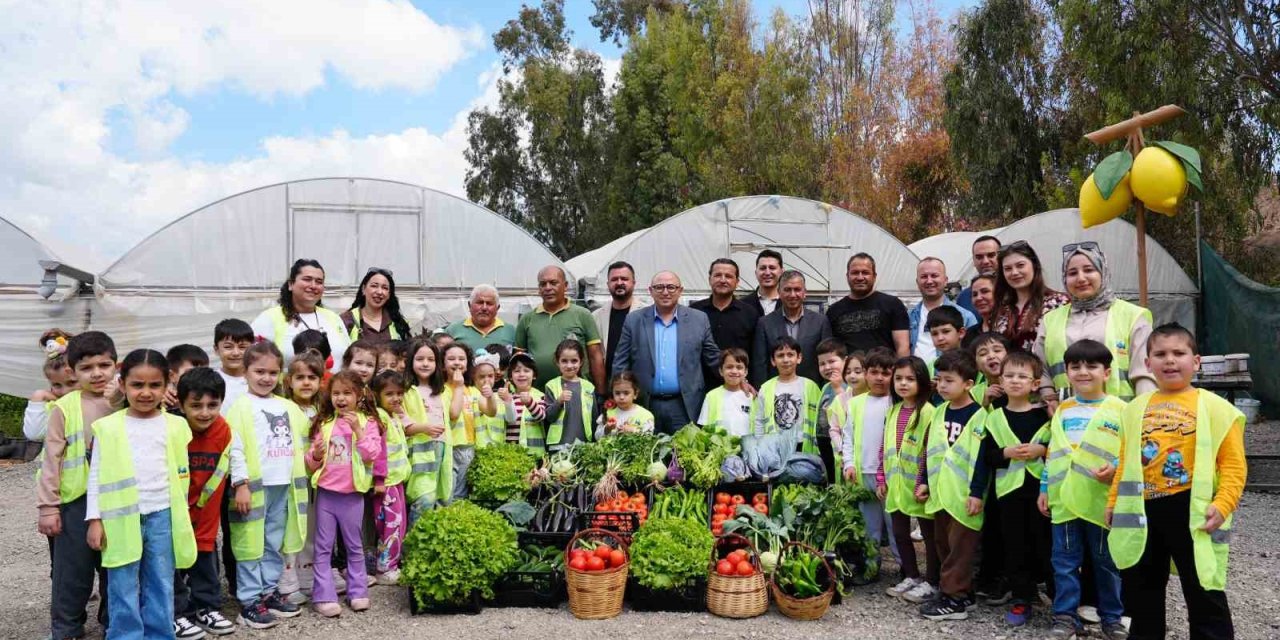 Çocuk Serasında Minikler Yetiştirdikleri Sebzeleri Hasat Etti