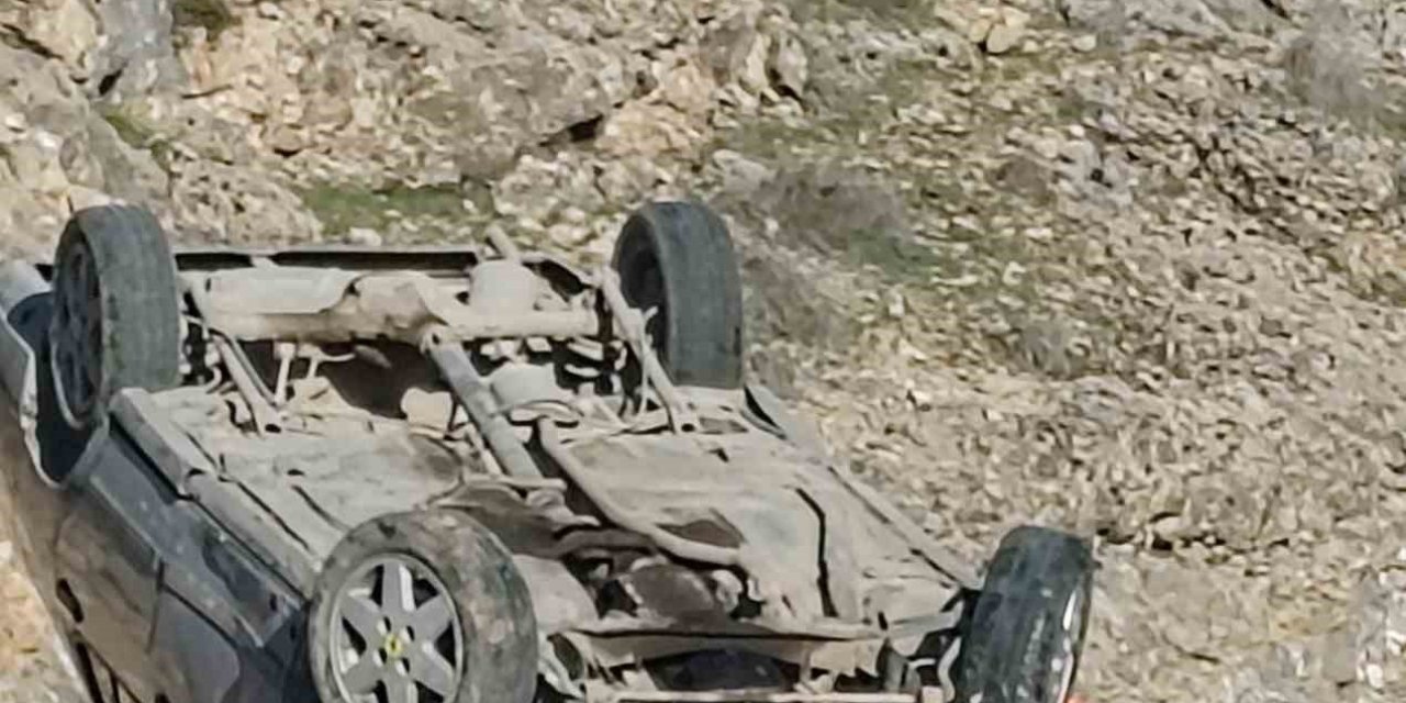 Kontrolden Çıkan Otomobil Ters Döndü