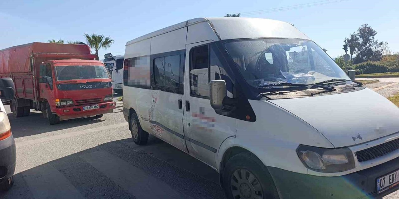 Kamyonun Kamyonet İle Çarpıştığı Kaza Kamerada