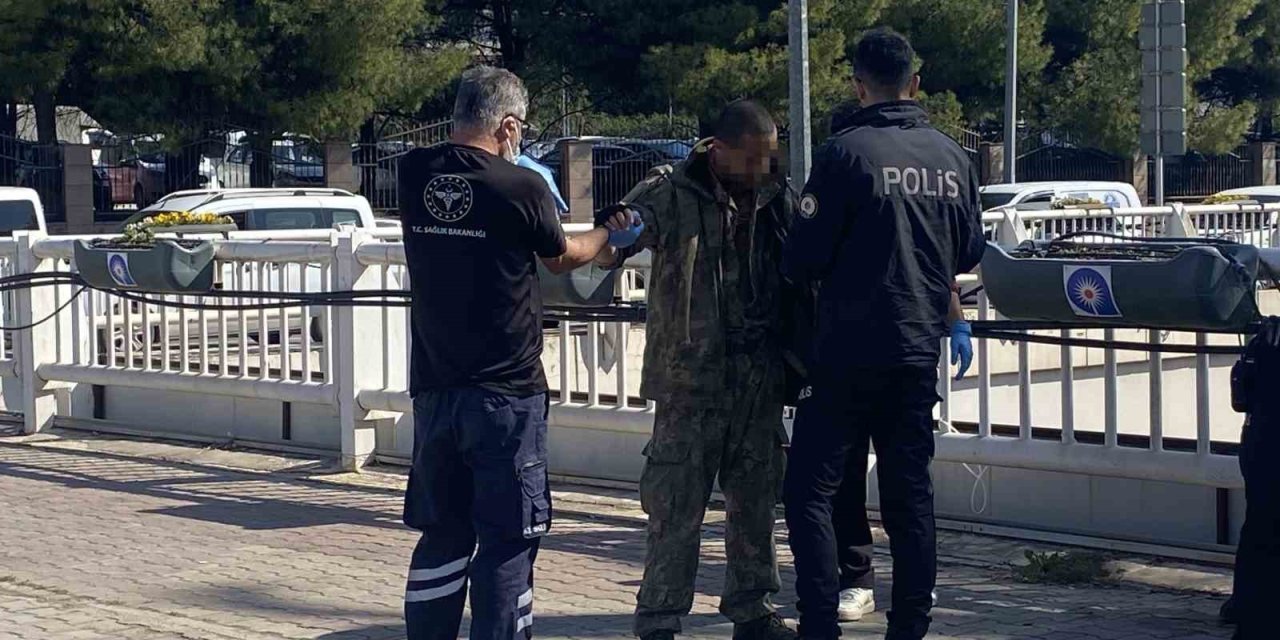 Antalya’da Alt Geçit Demirlerine Çıkan Genci Polis İkna Edip İndirdi