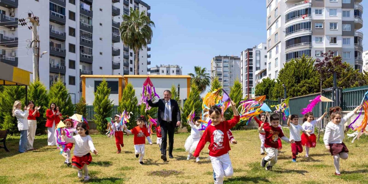 Mezitli’de Çocuklar Başkan Tuncer’le Uçurtma Uçurdu