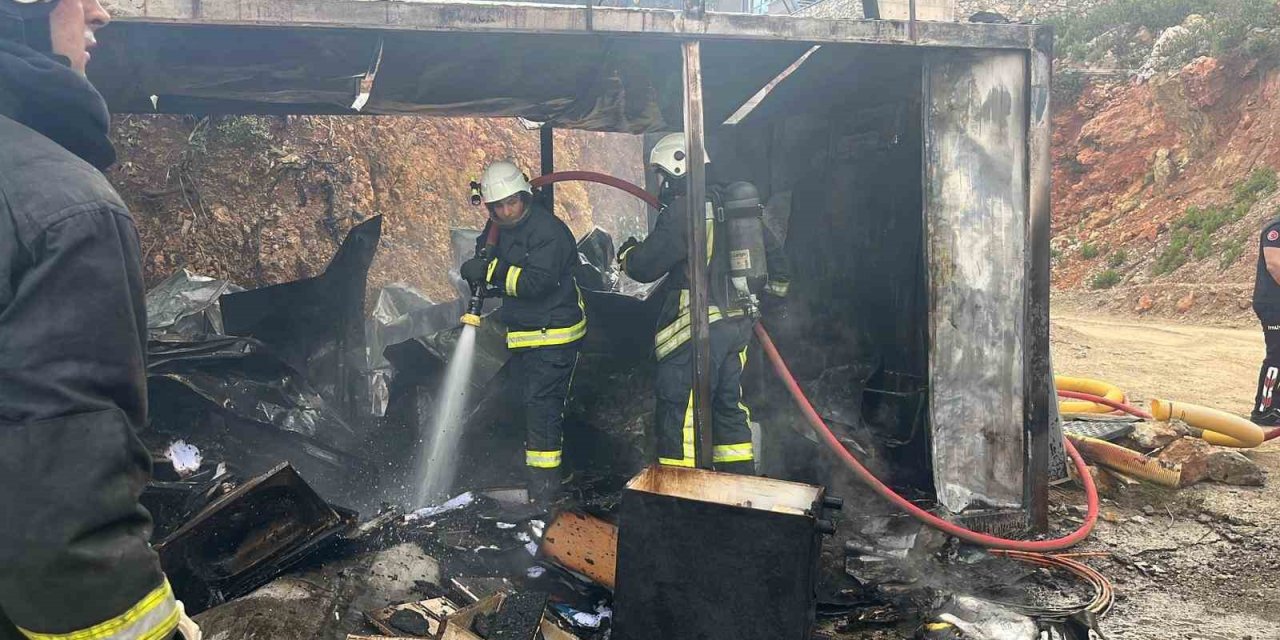 Alanya’da İşçilerin Kaldığı Konteyner Alevlere Teslim Oldu