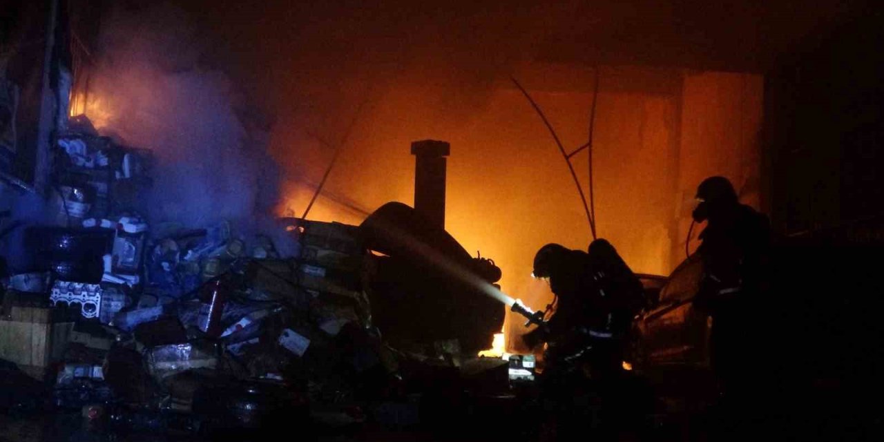 Alevlerin Sardığı İşyerindeki Araçları Kurtarmak İçin Seferber Oldular