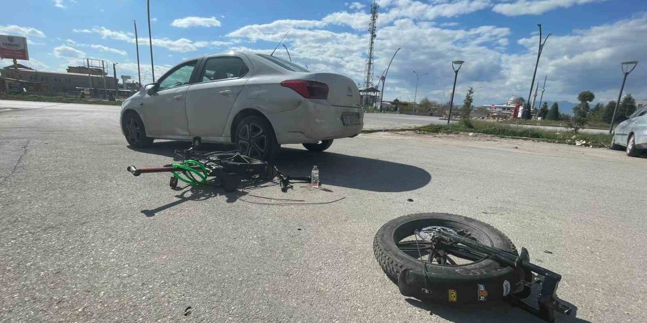 Otomobille Çarpışan Elektrikli Bisiklet İkiye Bölündü: 1 Yaralı