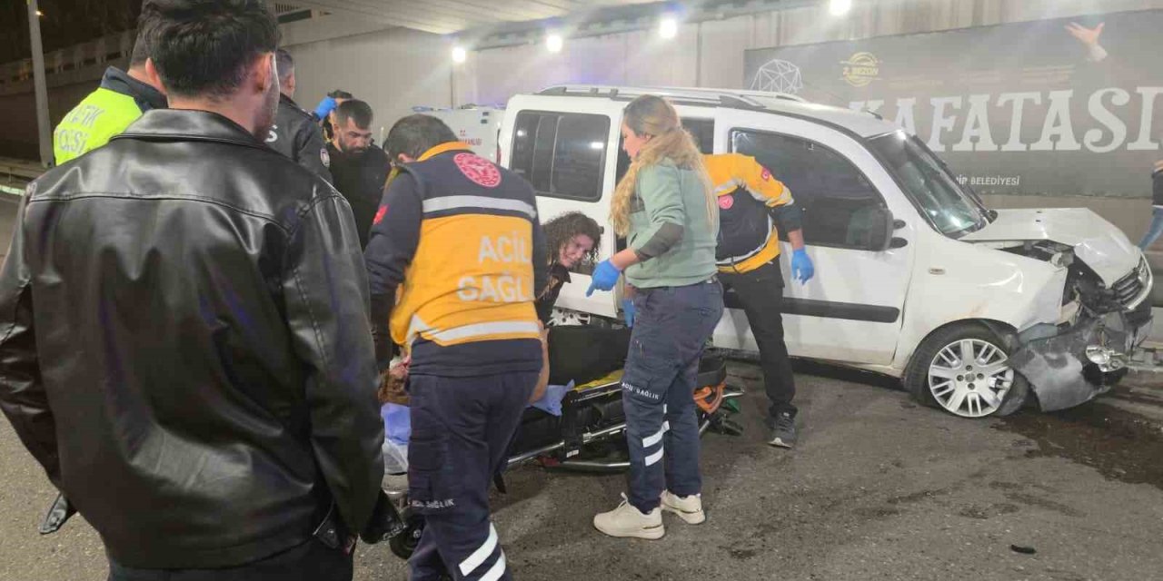 Antalya’da Kontrolden Çıkan Otomobil Bariyerlere Çarptı: 3 Yaralı