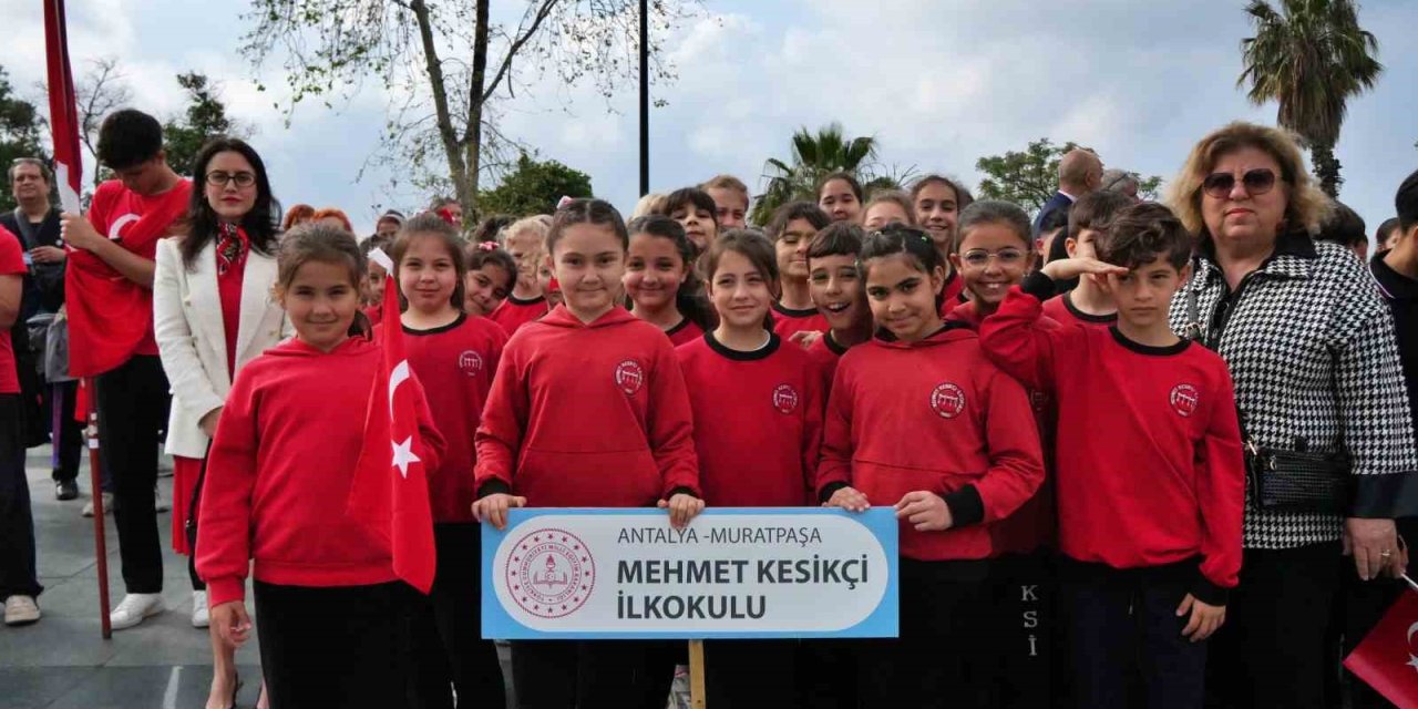 Antalya’da 23 Nisan Kutlamaları Çelenk Sunma Töreniyle Başladı