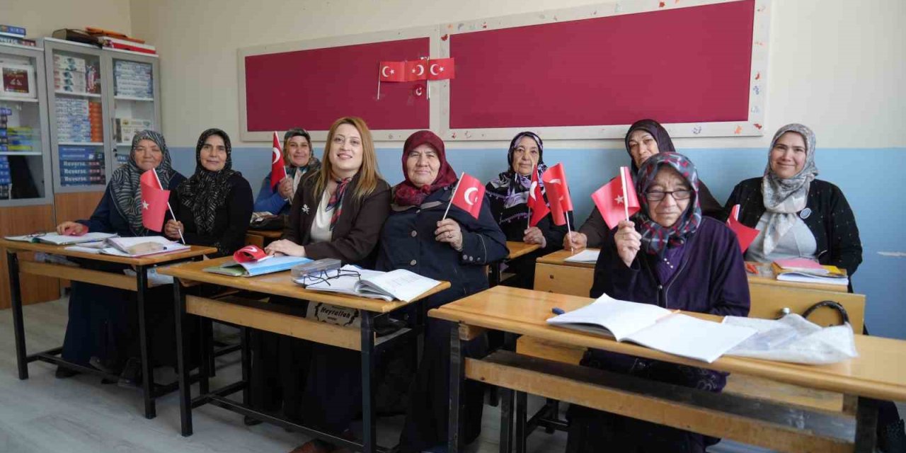 Niğde’de Eğitimden Uzak Kalan Kadınlar Sıralara Geri Döndü