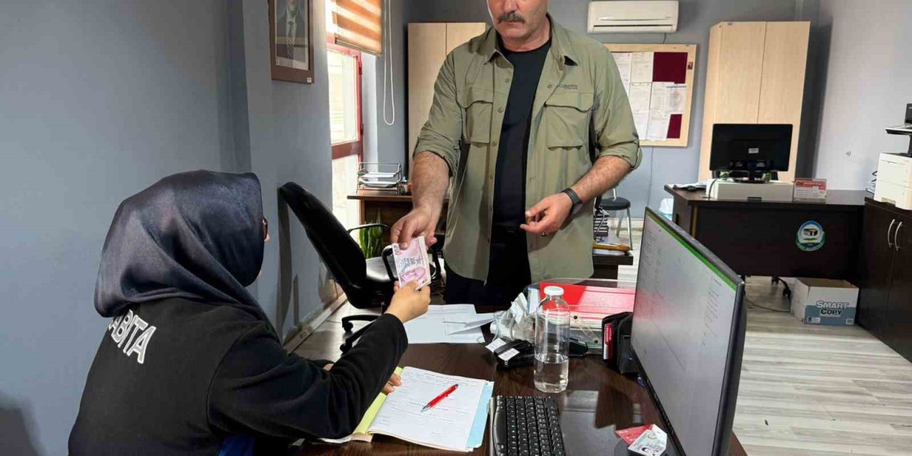 Başkan Koruması Bankamatikte Bulduğu Parayı Zabıtaya Teslim Etti