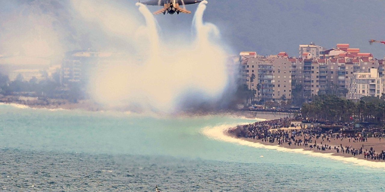 Solotürk Antalya’da Nefes Kesti: 23 Nisan Kutlamalarında Gökyüzü Bayraklarla Buluştu