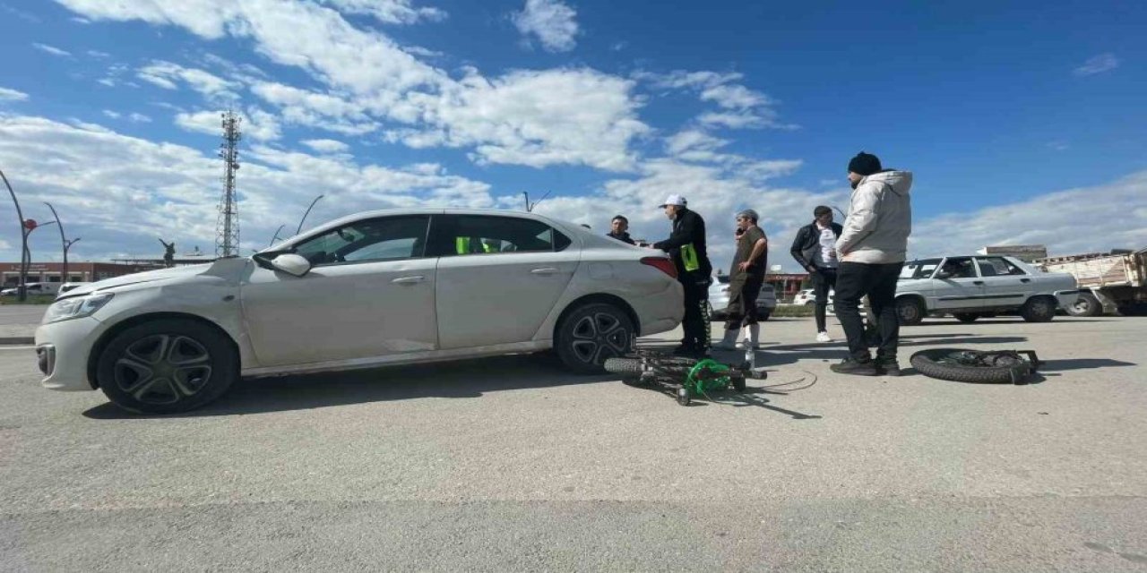 Otomobille Çarpışan Elektrikli Bisiklet İkiye Bölündü