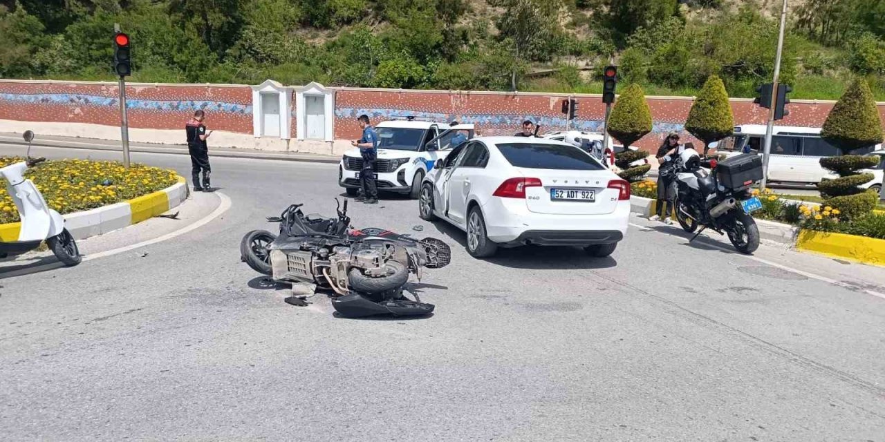 Motosiklet İle Otomobil Çarpıştı, 2 Genç Yaralandı