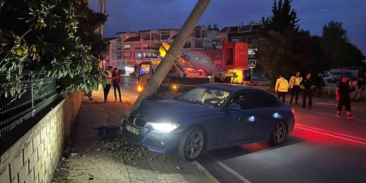 Aydınlatma Direğine Çarpan Otomobilin Sürücüsü Yaralandı