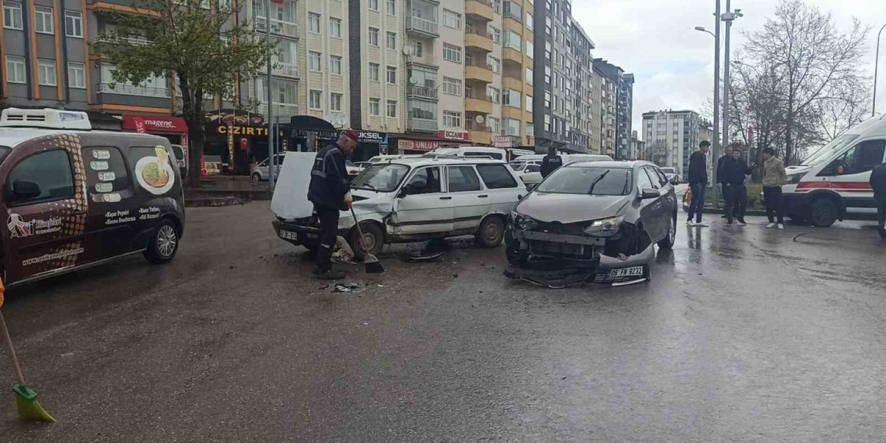 Seydişehir’de İki Otomobil Kavşakta Çarpıştı: 1 Yaralı