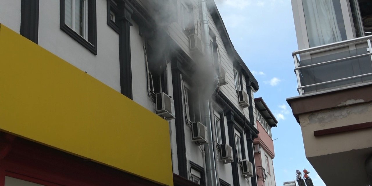 Antalya’da Apartman Dairesindeki Yangın Korkuttu: 5 Kişi Tedbir Amaçlı Hastaneye Götürüldü