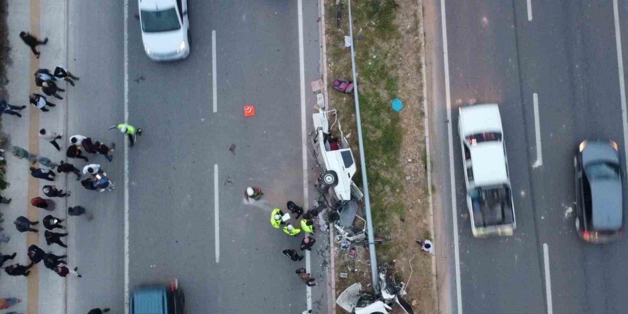 Mersin’de Feci Kaza: Otomobil İkiye Bölündü, 4 Kişi Yaralandı