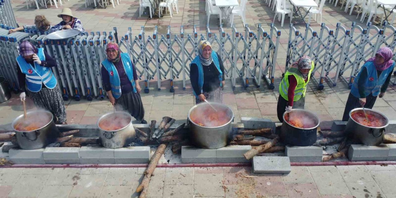 71 Mahalleden Kadınlar 71 Kazanda Yemek Yaptı, Binlerce Kişiye İkram Etti