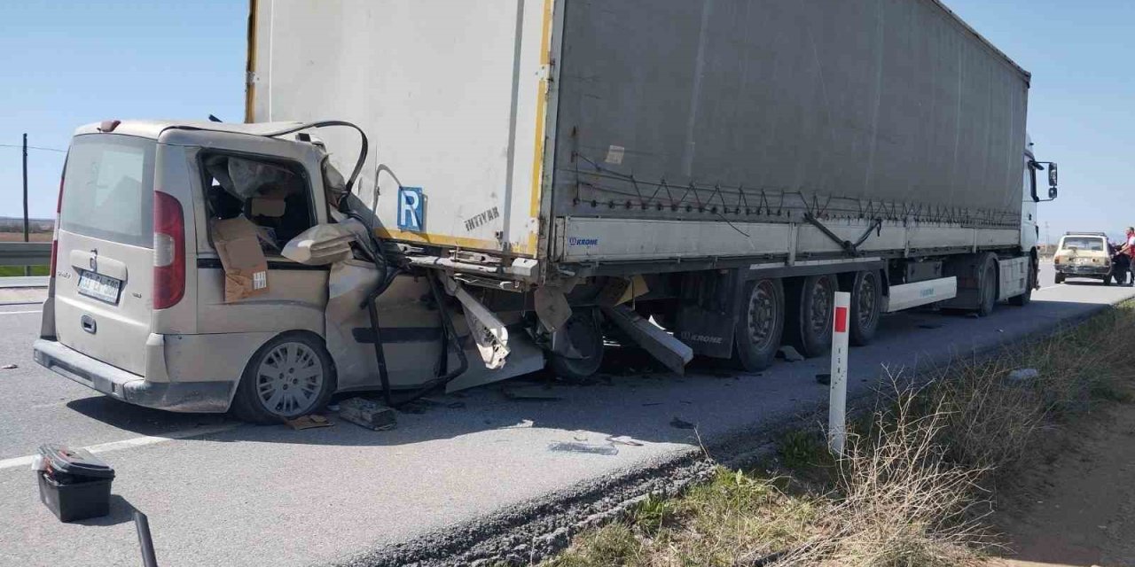 Karaman’da Hafif Ticari Araç Tırın Dorsesine Ok Gibi Saplandı: 1 Ağır Yaralı