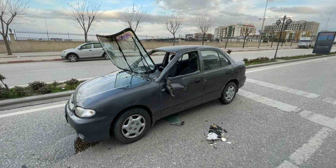 Otomobil Park Halindeki Araca Çarparak Takla Attı: 1 Yaralı