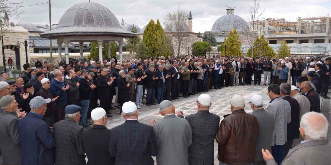 Karapınar’dan Hacı Adayları Dualarla Uğurlandı