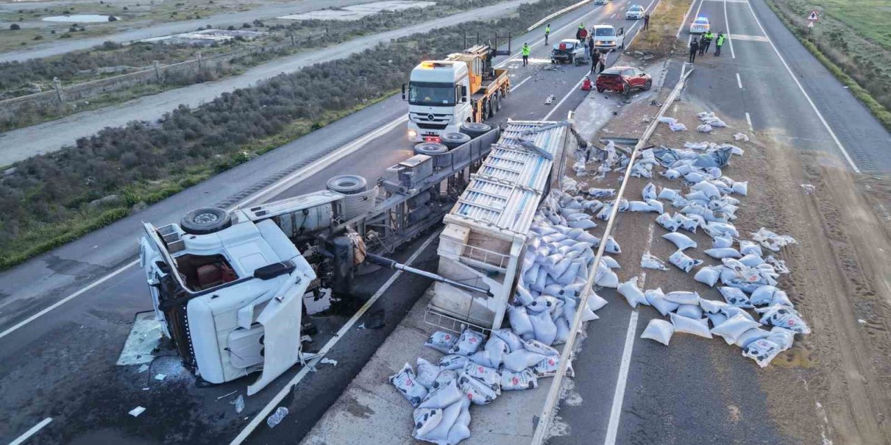 Tır Refüje Devrildi, Yardım Etmek İçin Duran Araca Başka Araç Çarptı: 6 Yaralı