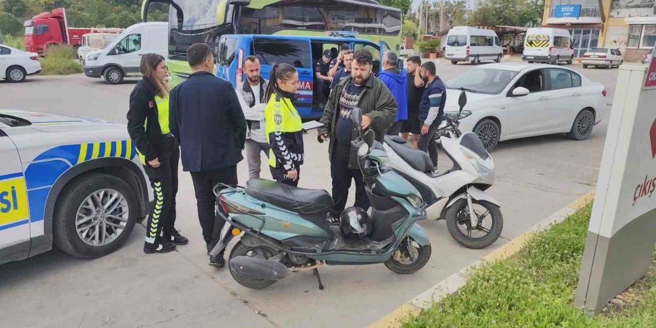 Motorlu Bisiklet, Motosiklete Arkadan Çarptı: 2 Sürücü Yaralandı