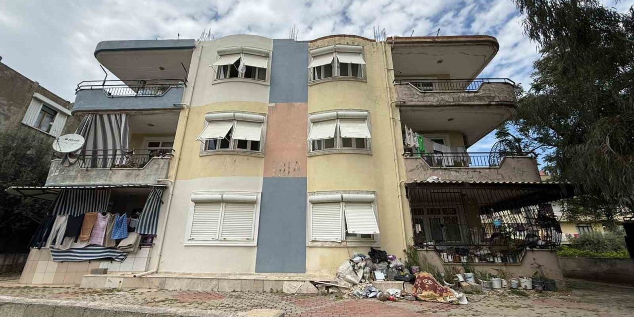 Daire İçerisinde Ve Bahçede Biriktirilen Çöpler Vatandaşı İsyan Ettirdi