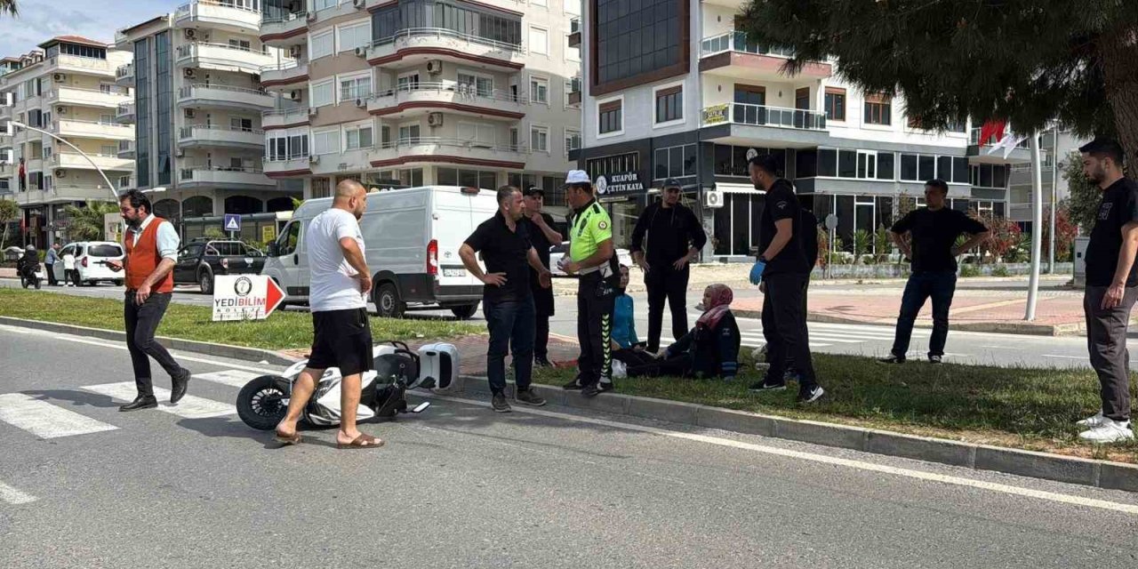 Antalya’da Motosikletler Çarpıştı: 3 Yaralı