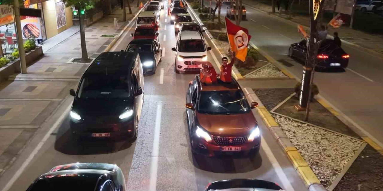 Aksaray Sokaklarında Galatasaraylıların Coşkulu Kutlaması