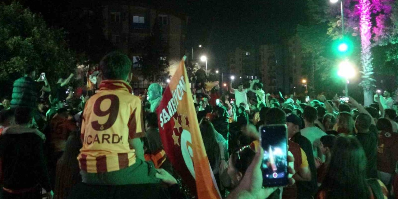 Antalya’da Derbi Galibiyetini Kutlayan Bir Taraftar Bıçakla Yaralandı