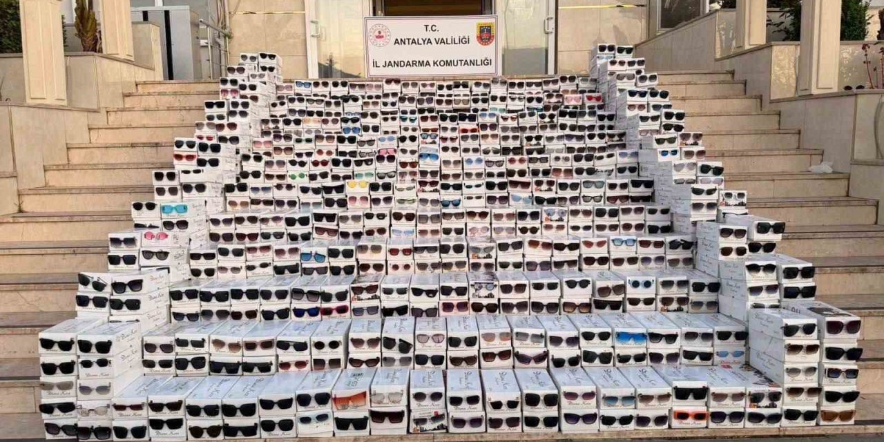 Antalya’da Piyasa Değeri 20 Milyon Olan 20 Bin Kaçak Gözlük Ele Geçirildi